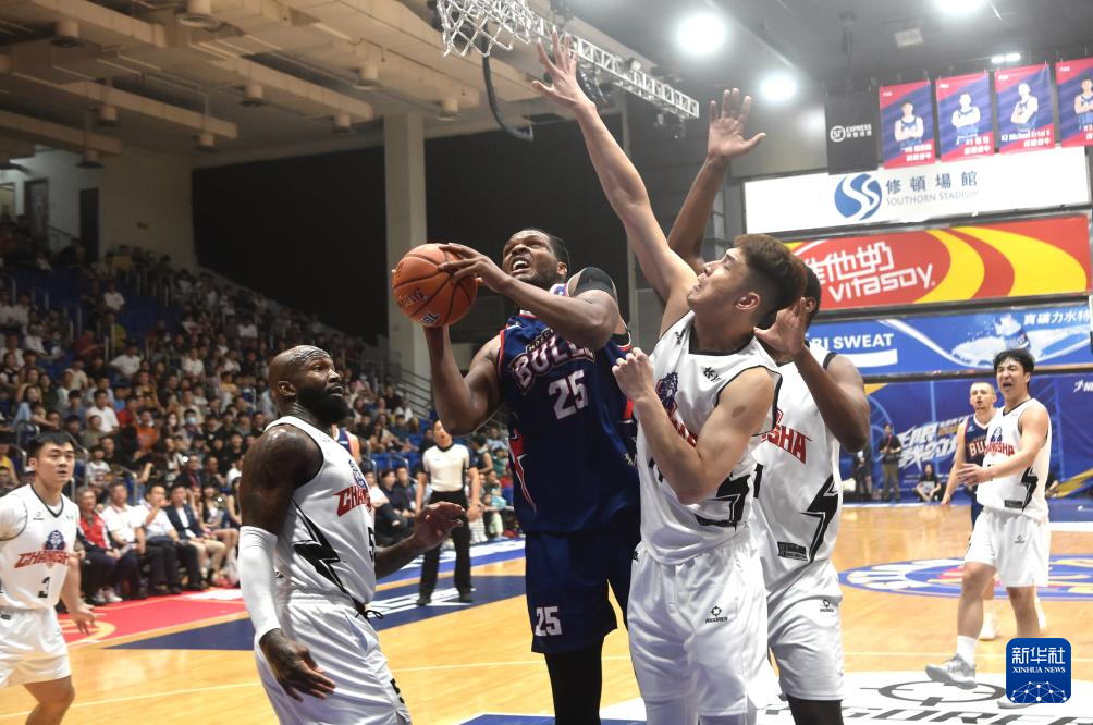 亚美体育app-NBL揭幕战：卫冕冠军香港金牛逆转长沙勇胜詹姆斯21+8引3人上双