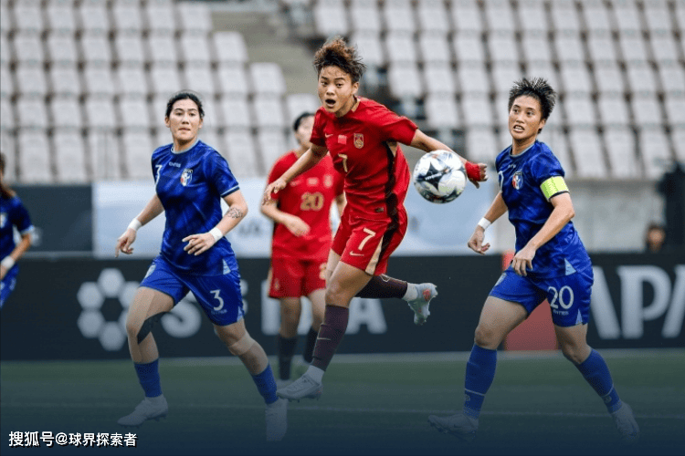 英勇拼搏中：女足选手挺身而出