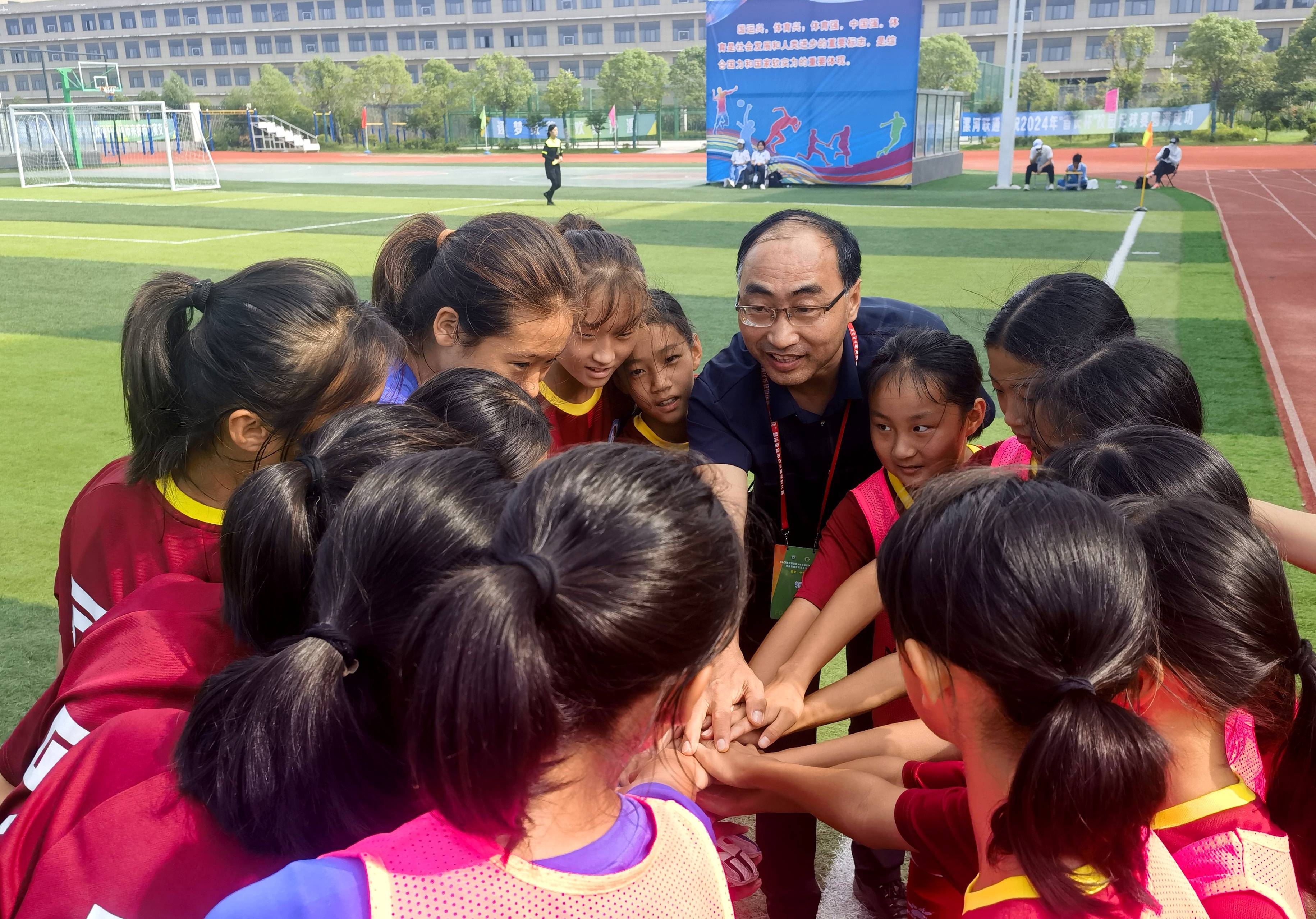 关于斗志昂扬！女子足球选手努力拼搏！的信息